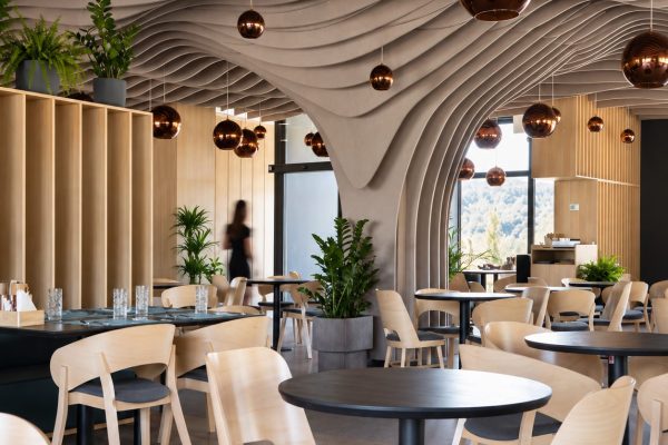 cafe_moderno_techo_escultorico_luces_cobriza_liviana