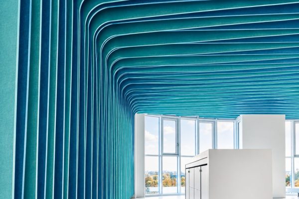 oficina_minimalista_con_ondas_turquesa_liviana