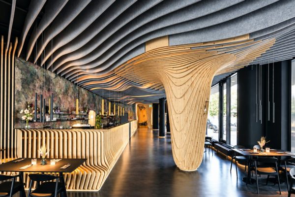 restaurante_moderno_con_techo_ondulante_liviana