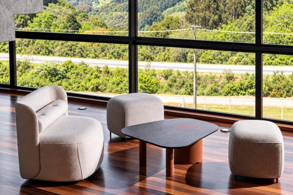 sala_minimalista_con_vista_panorámica_verde_liviana