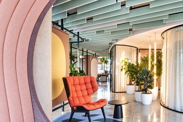 salón_coworking_moderno_con_arco_coral_y_plantas_t_liviana